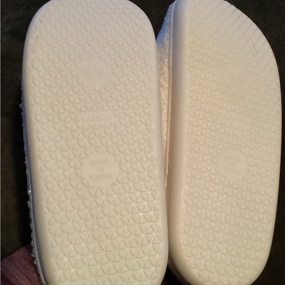 Katydid Women's Slippers with Pink Heart Design - Picture 4 of 9